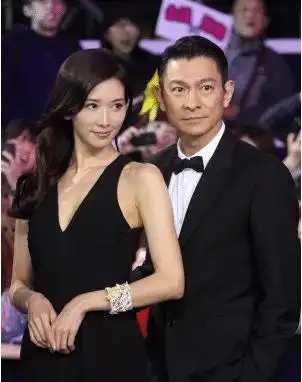 原创刘德华和谁合影都是微笑唯独在她面前连天王的形象都不顾