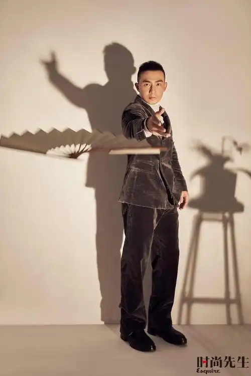 刘畊宏是一个好动,健康,身材完美的熟男绅士,一个拥有俊俏外表的优质