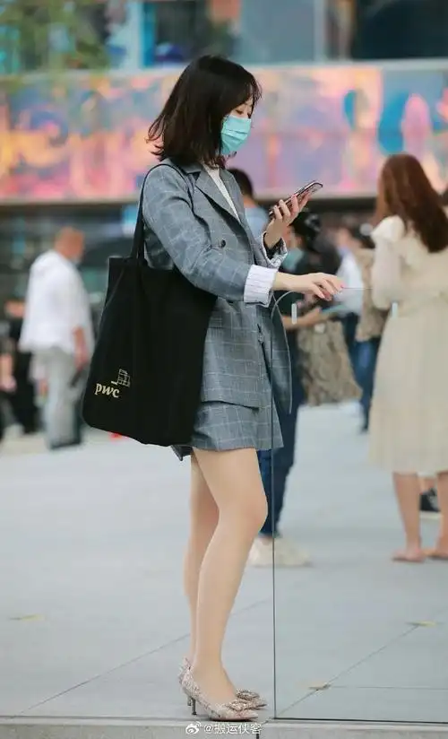 分享街拍职业短裙肉si小高跟鞋穿搭