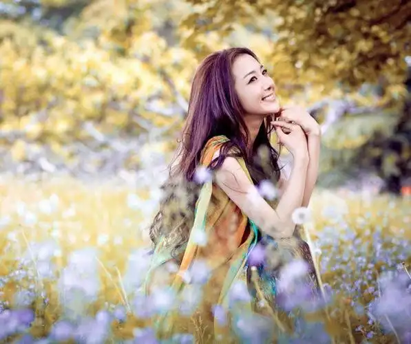 影视演员李依晓秋日写真组图