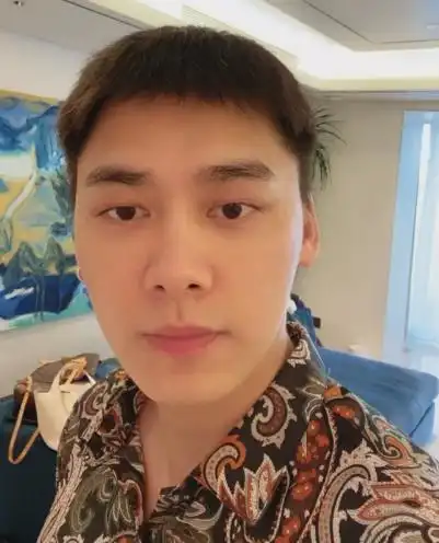 看李易峰素颜下的样子,确实够任性