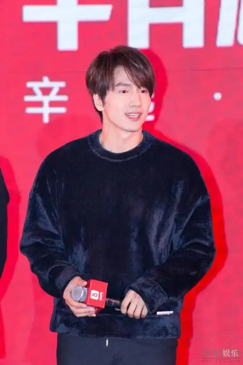 43岁魅力不减 言承旭嘟嘴卖萌