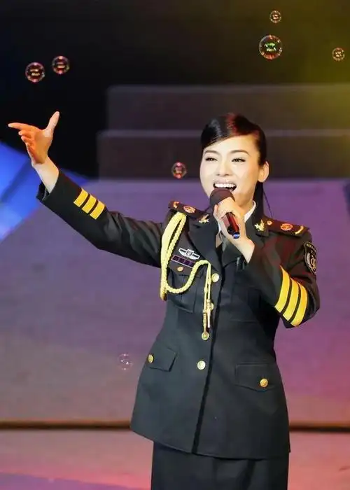 盛开在军中的玫瑰著名军旅歌唱家陈思思一身戎装气质出众