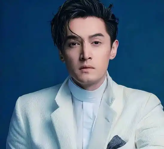 胡歌携妻女游三亚,生日后首谈婚姻,凌晨工作看女儿熟睡泪流不止_妻子