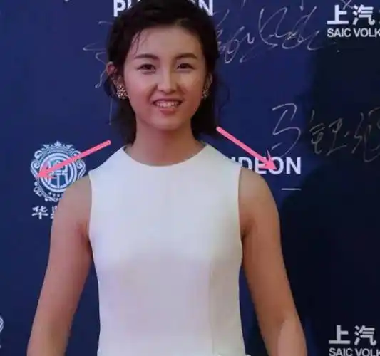 原创有一种整容叫张子枫漂亮普通背心穿出高级感锁骨太吸睛