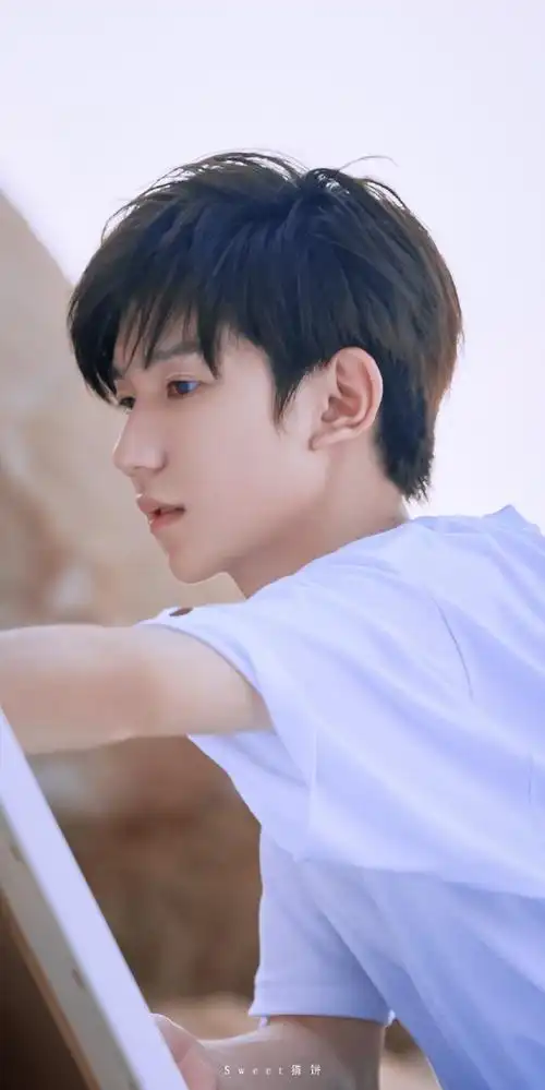 共赴微博之夜#魔镜魔镜告诉我08谁是世界上穿白色最好看的人:王源