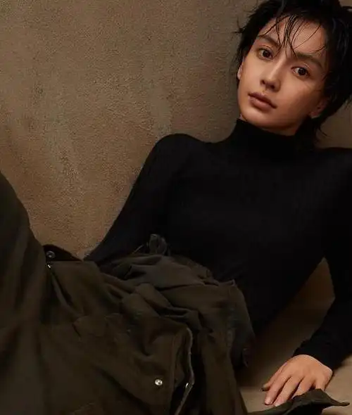 angelababy最新大片尝试卷毛短发 英伦少年感一别往常