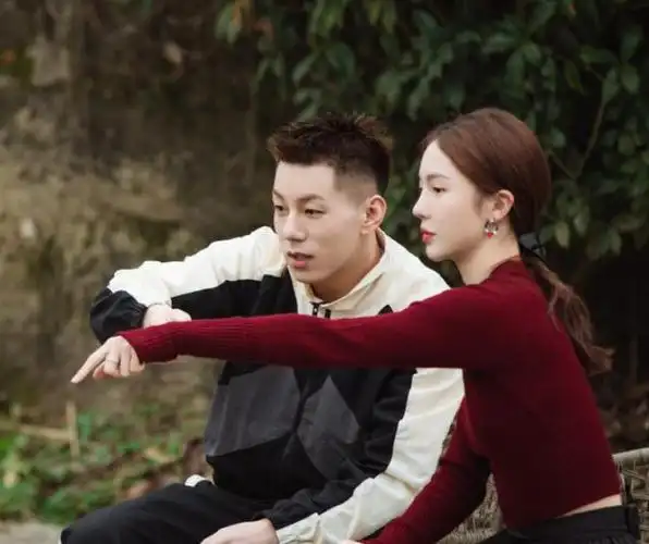 金晨赴约卡斯柏卡斯柏激动忘我拥抱金晨的表情很耐人寻味