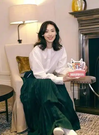 35岁梁洛施香港亮相,西装大背头拉满气场,"高级骨相"美得惊人_风格_的