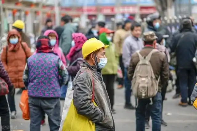 在外打工的农民工以为自己努力就能多赚钱过来人你没必要