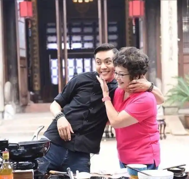 陈伟霆母亲家晒和妈妈合照,虽然没有配文字,但爱意却一点没少
