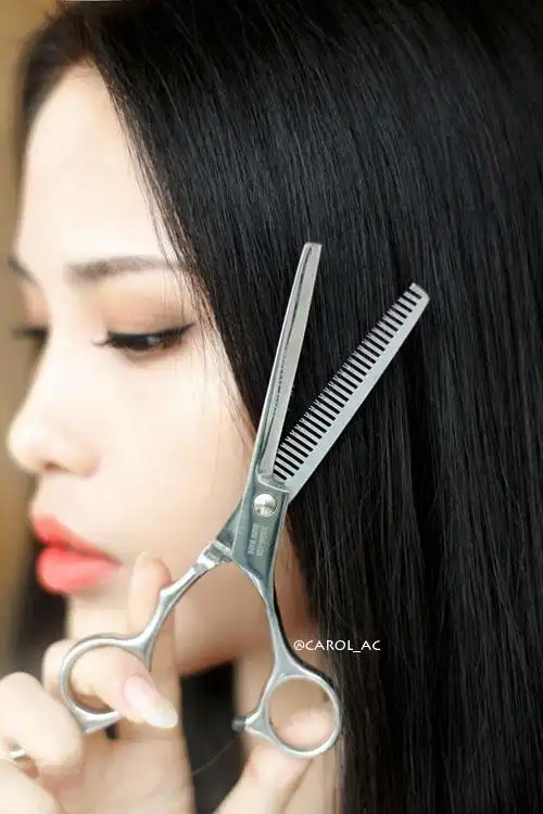 女生自己剪头发图解