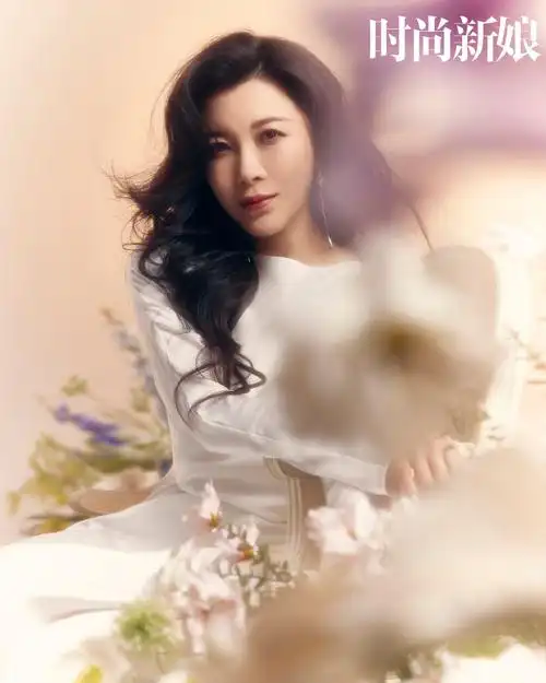 自在地活在每一个当下,在生活里她是幸福的母亲,在荧幕前是踏实的演员