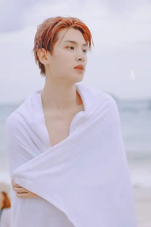 黄明昊海边浴巾写真