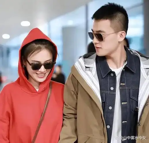 36岁马思纯与男友定居国外!一起看球赛感情好,戴着婚戒疑已结婚