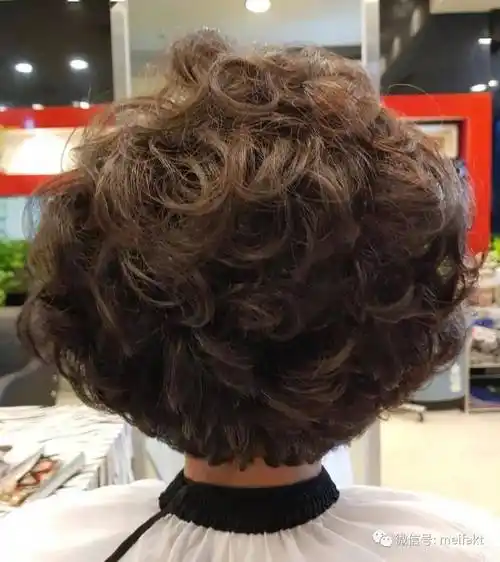 中老年烫发造型的天花板,端庄高贵又有型!_短发_发型_老年人