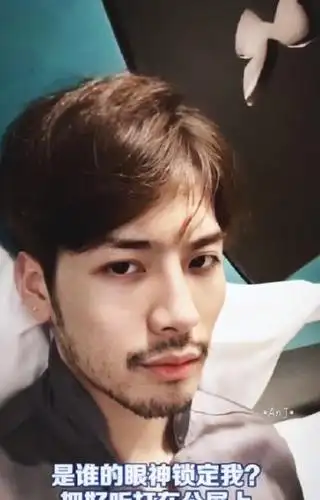 王嘉尔隔离十四天发视频宣告将解封,胡子拉碴声音嘶哑别有风味