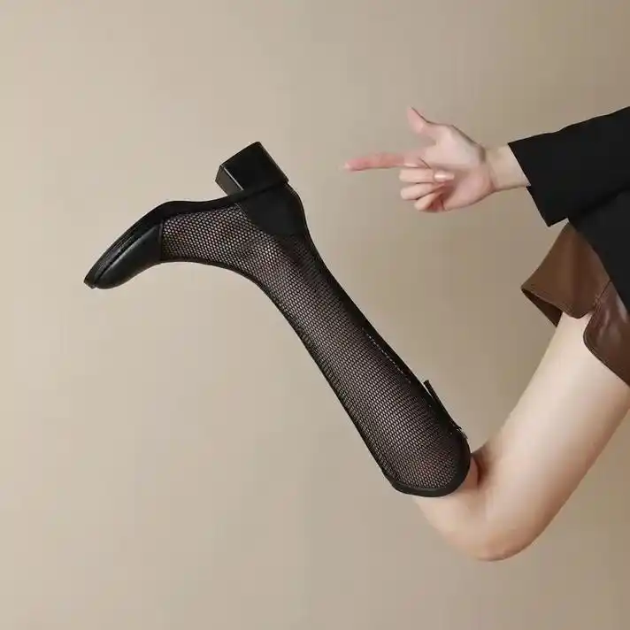 高筒靴的特点就是修饰腿型,显腿细,搭配衣服时尚 - 抖音