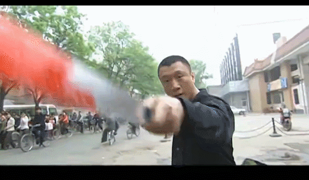 镇住周围人,扬长而去,嘴里还带着滋滋窃喜.