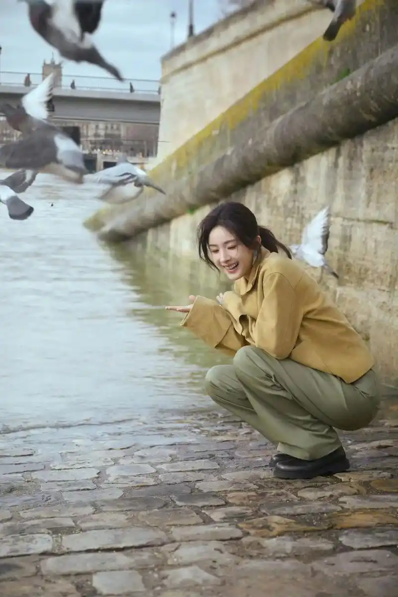 bonjour~#杨幂 #杨幂巴黎街头 #美出高级感的初春穿 - 抖音