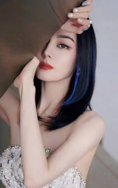 迪丽热巴闪耀登场,一袭抹胸闪钻开衩裙,美得让人目不转睛!