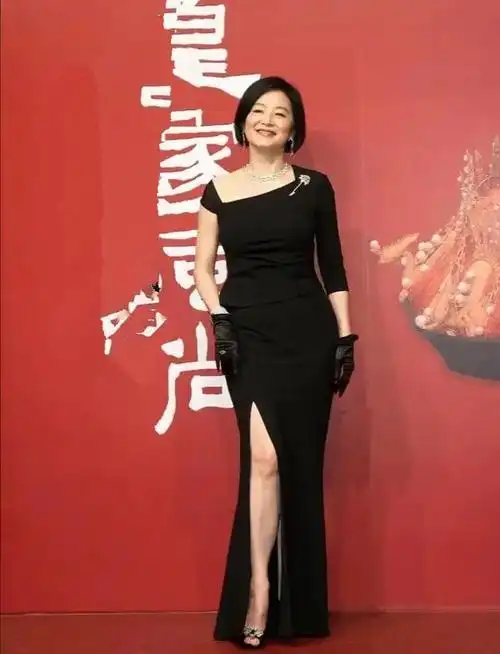 也可以通过大面积的露肤风格,突出自己的肩部凸显和腿部的立体,林青霞