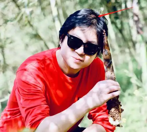 高晓松上山挖笋近照曝光!头顶稀疏疑似脱发,暴瘦30斤下巴变尖