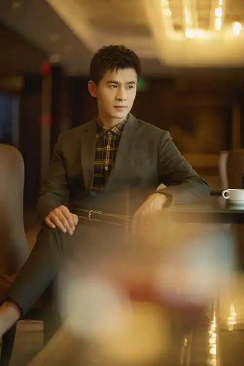 乔振宇儒雅英俊西装写真