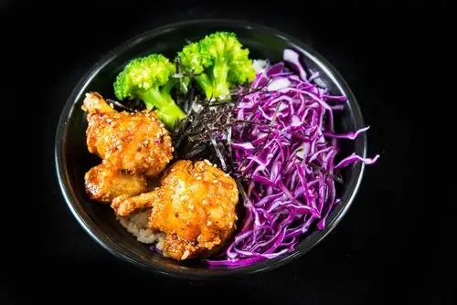 香炸鸡腿饭:一碗饭两个腿,秘制酱跟米饭的激情碰撞,来点不一样的感觉.