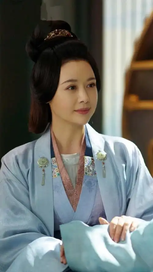 邓英饰演沈夫人