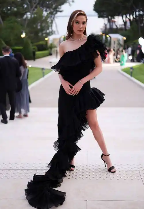 奥运冠军谷爱凌晒美照脚跟被高跟鞋磨红光脚凌空一跃美到模糊