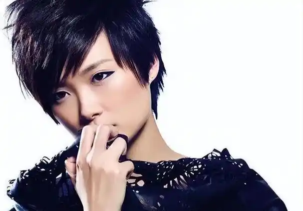 舞台,导演为她量身打造梦幻舞台,乐队夏天张亚东为她伴奏,常石磊伴唱