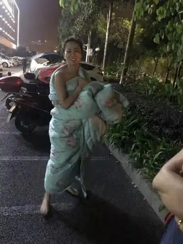 四川宜宾地震画面曝光现场一片狼藉民众裸奔