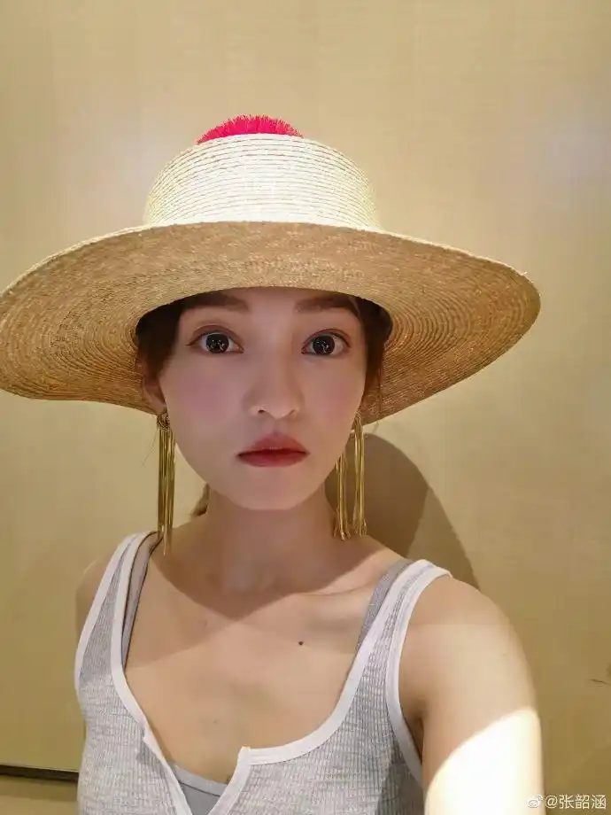 张韶涵微博晒自拍照,戴草帽大眼睛实力抢镜