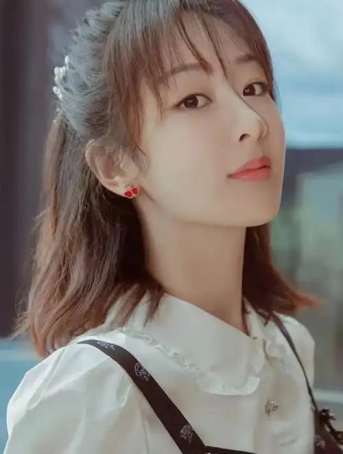 可爱甜美发型(发型可以提高颜值,瞧杨紫扎起马尾辫,可爱甜美像邻家