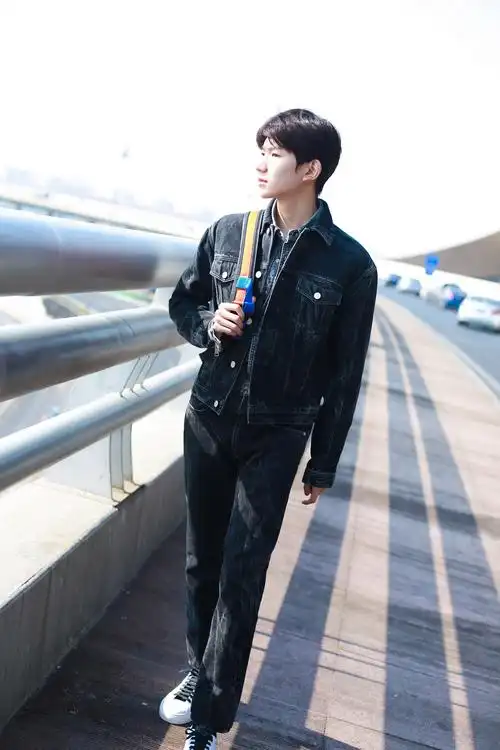 王源启程巴黎时装周 将受邀出席品牌大秀