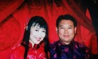 2000年,抛弃郭麒麟的生母胡中惠,后来赴日美,有了自己的事业