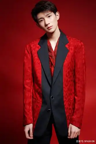 tfboys王源五次亮相春晚舞台,红色西装精致大气!