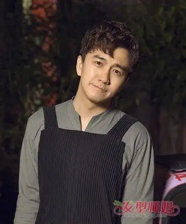 男生偏分内扣短发烫发发型,给头发