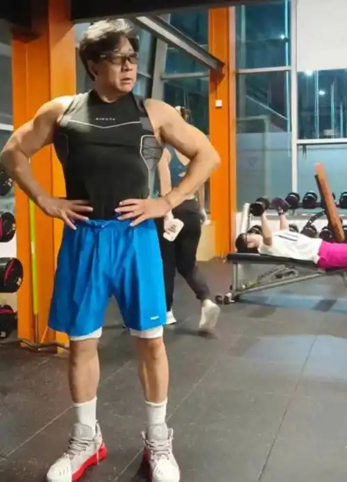 cba胡明轩妈妈亮相观众席!51岁依然如少女,穿牛仔裤秀自拍