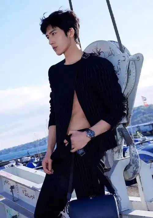 在井柏然拍照做动作的时候,完美的展现了自己的好身材,腹肌隐隐若现