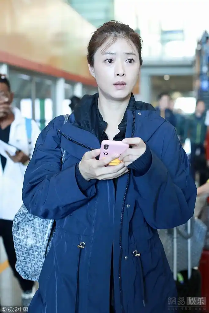 蒋欣扎丸子头秒减龄 霸气指镜头