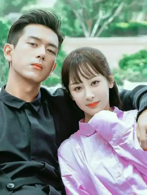 杨紫李现同框甜蜜互动,肖战的表情耐人寻味,网友:装都不装1