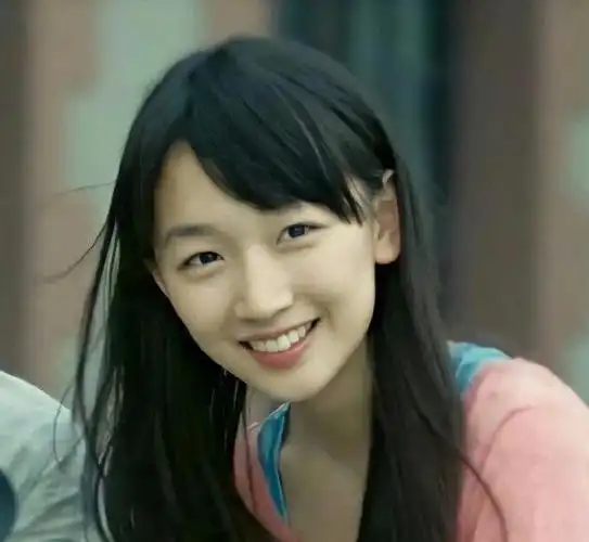 看到周冬雨17岁照片瞬间佩服张艺谋的眼光清纯得惹人怜爱