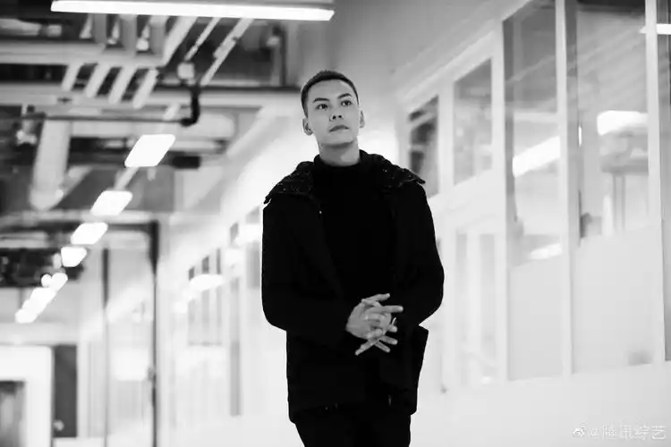 见证的匠心故事,黑白光影下饱饱眼神坚毅|陈伟霆_新浪新闻