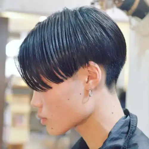 这是男生两边铲光发型的一种,三七分头发两边掏空再盖下来,侧颜帅得不