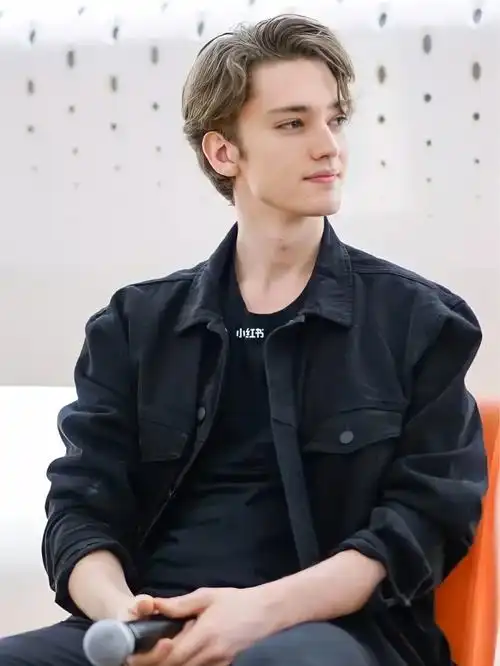 芭蕾王子朱利安·麦凯的神仙颜值_芭蕾舞_石家庄自由