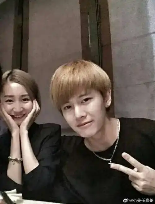 任嘉伦的老婆聂欢也是一名演员,90年的妹子,演过《通天狄仁杰》.