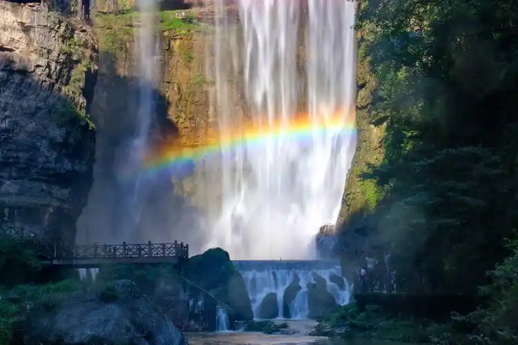 彩虹瀑布
