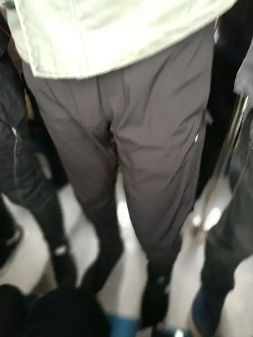 今天做地铁,正好站我前面,顶着个大包,真想掏出来含在嘴里